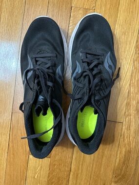 Saucony Women’s Kinvara 12  Black Athletic Running Shoes Size 11.5